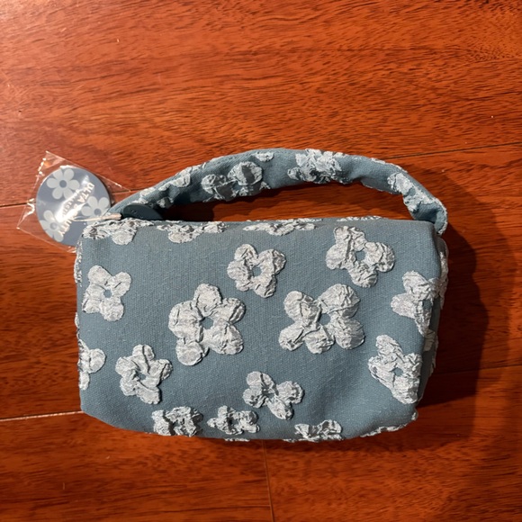 Ulta Beauty Makeup Set with Blue Cosmetic Bag - Picture 3 of 5